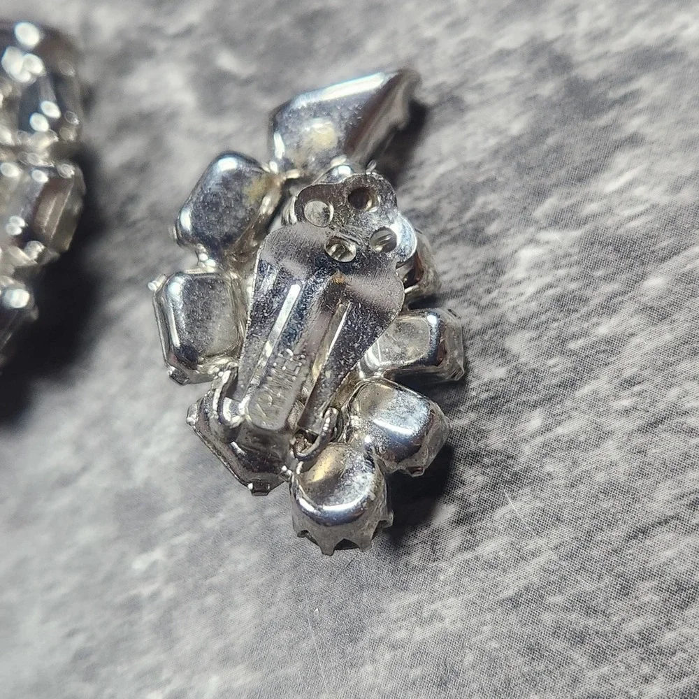 Vintage wiess Clear Rhinestone Clip On Earrings Silver‎ Tone Crawler Fan Bridal
